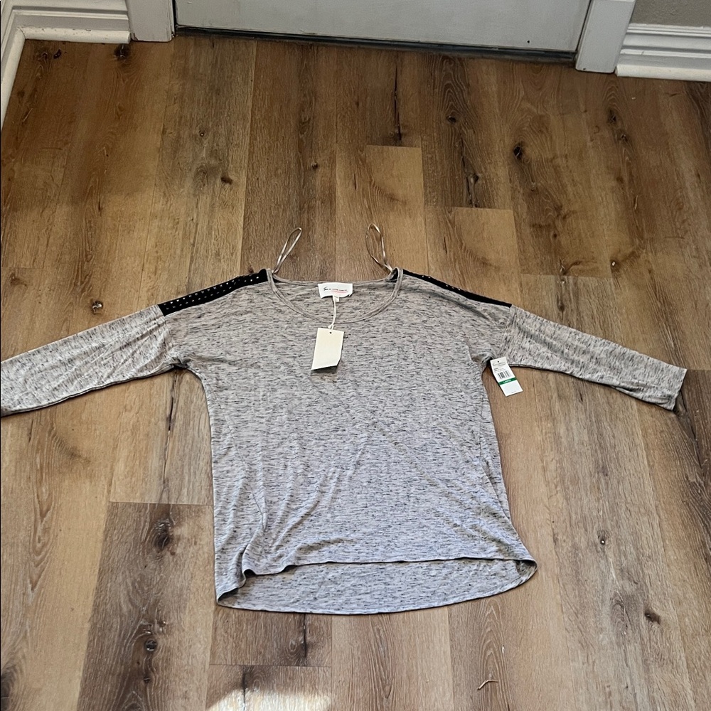 Two by Vince Camuto Heather Gray Top with Black Details quarter length sleeve L